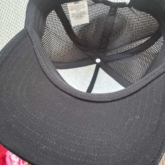 ALO Yoga Black Mesh Cap - Picture 2 of 3